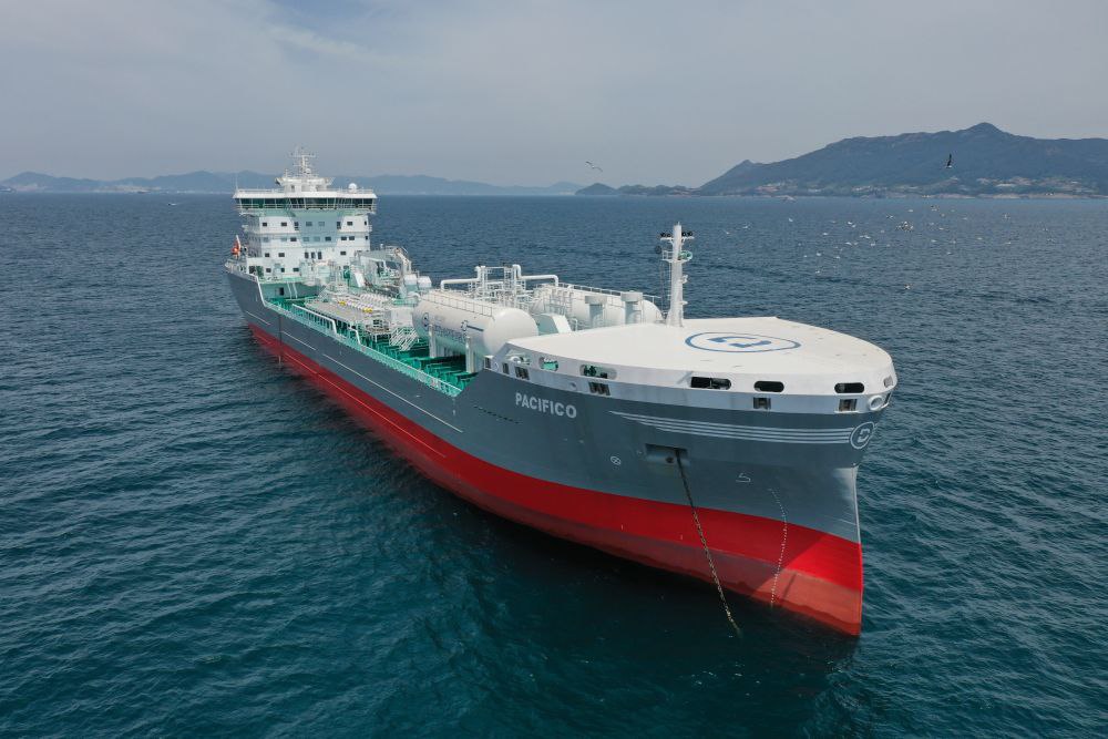 Oil tanker and container ship at sea